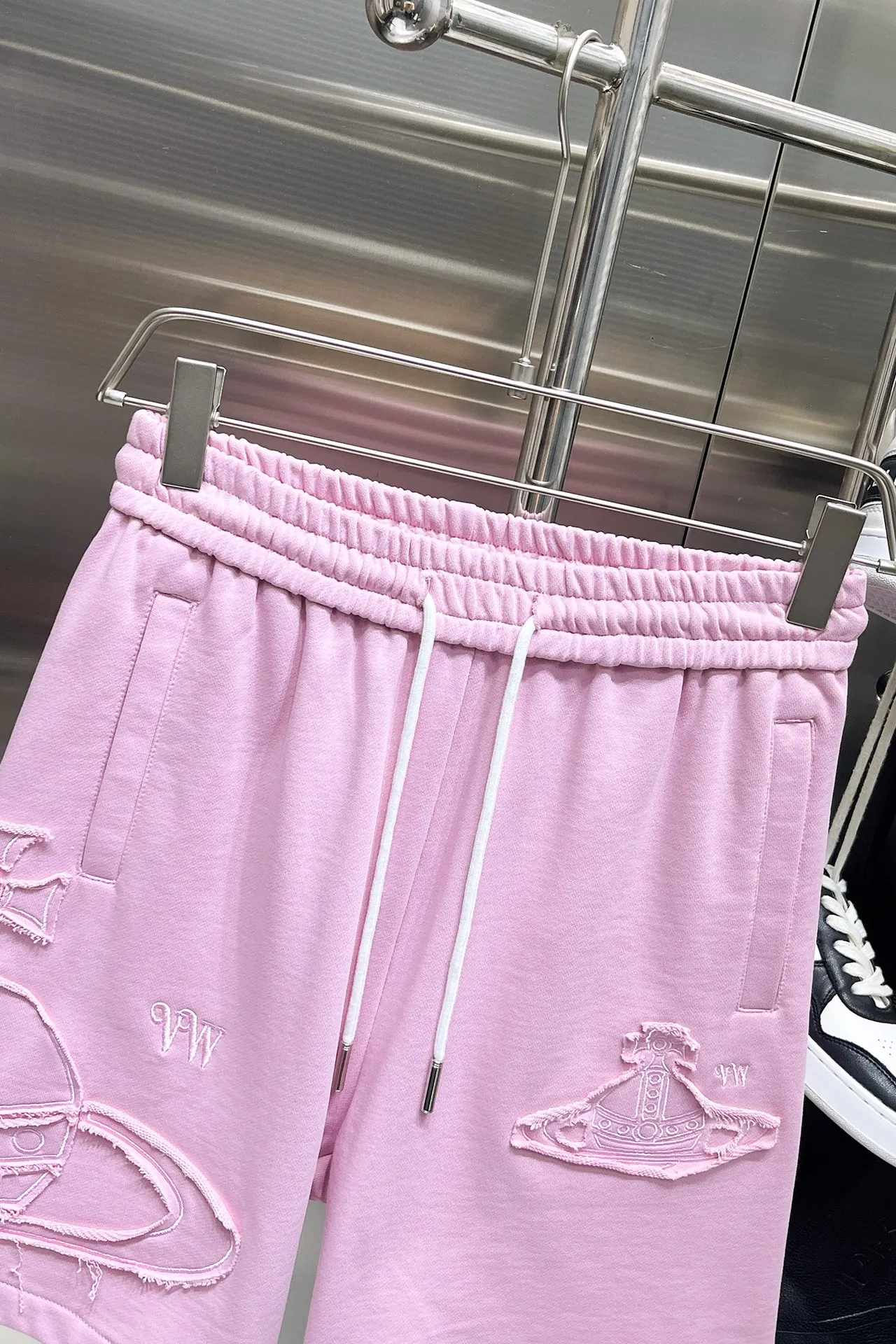 The Queen Mother's three-standard complete 2026 summer New Arrival men's casual shorts, advanced custom-made fabric Breathable fabric, Breathable elasticity and comfort, impeccable details, top-grade accessories, original logo design concept, delicate and soft feel! The upper body fit is awesome! Size: M-XXXL Please state your height and weight when ordering